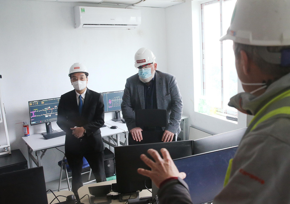 Phó Chủ tịch điều hành Ủy ban Châu Âu (EC) Frans Timmermans và Chủ tịch UBND thành phố Hà Nội Chu Ngọc Anh thăm Khu nhà điều hành tuyến đường sắt đô thị Nhổn-ga Hà Nội. (Ảnh: Lâm Khánh/TTXVN)