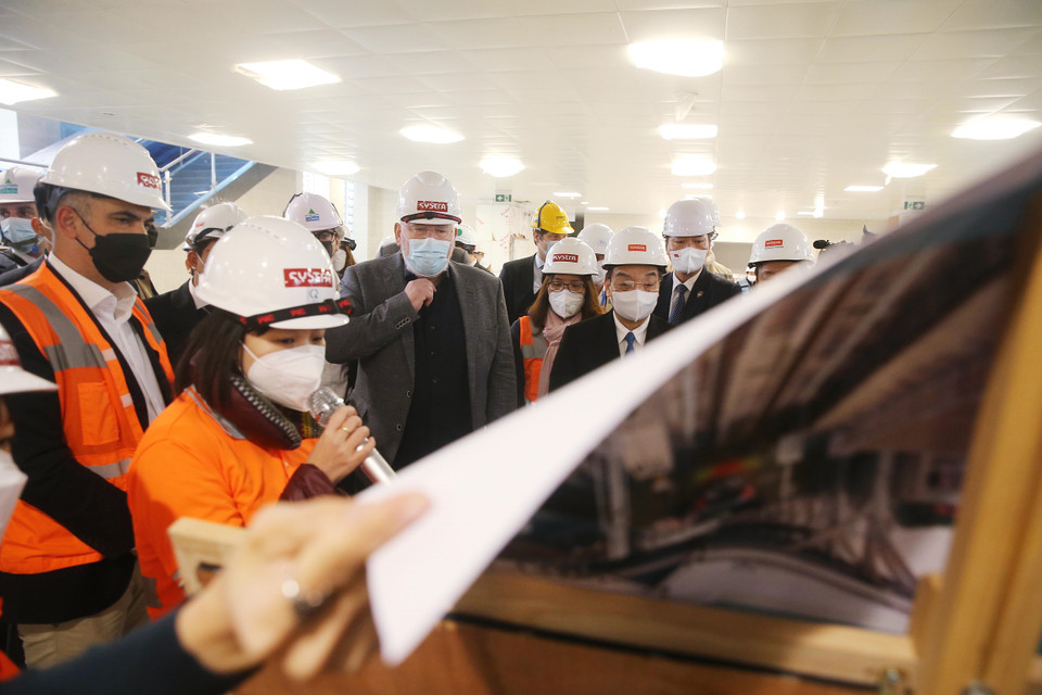 Phó Chủ tịch điều hành Ủy ban Châu Âu (EC) Frans Timmermans và Chủ tịch UBND thành phố Hà Nội Chu Ngọc Anh nghe giới thiệu về tuyến đường sắt đô thị Nhổn-ga Hà Nội. (Ảnh: Lâm Khánh/TTXVN)