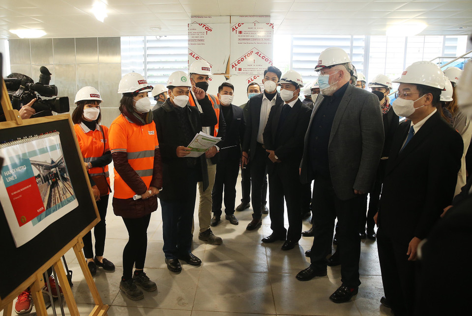 Phó Chủ tịch điều hành Ủy ban Châu Âu (EC) Frans Timmermans và Chủ tịch UBND thành phố Hà Nội Chu Ngọc Anh nghe giới thiệu về tuyến đường sắt đô thị Nhổn-ga Hà Nội. (Ảnh: Lâm Khánh/TTXVN)