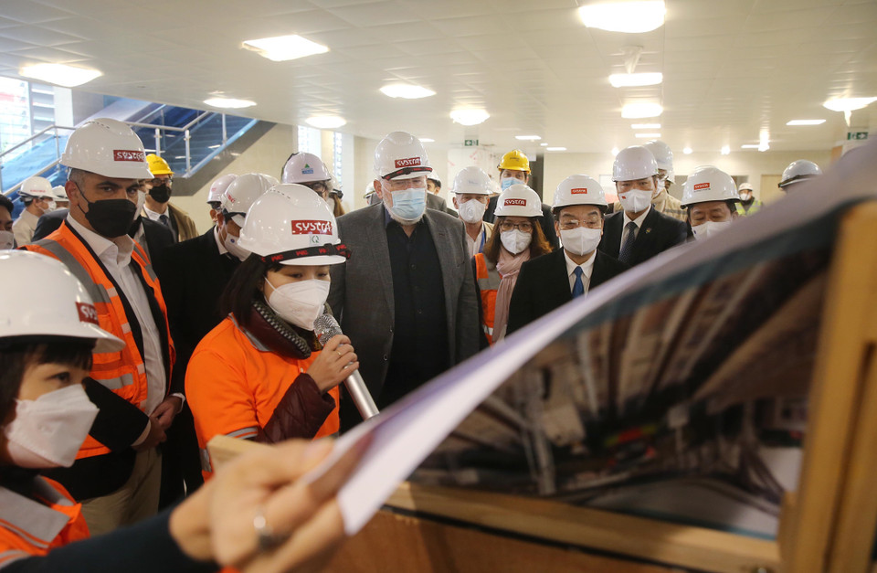 Phó Chủ tịch điều hành Ủy ban Châu Âu (EC) Frans Timmermans và Chủ tịch UBND thành phố Hà Nội Chu Ngọc Anh nghe giới thiệu về tuyến đường sắt đô thị Nhổn-ga Hà Nội. (Ảnh: Lâm Khánh/TTXVN)