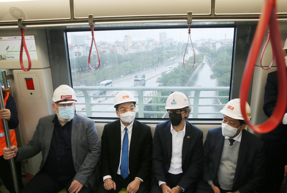 Phó Chủ tịch điều hành Ủy ban Châu Âu (EC) Frans Timmermans và Chủ tịch UBND thành phố Hà Nội Chu Ngọc Anh trên tàu di chuyển từ ga Cầu Giấy đi depot Nhổn. (Ảnh: Lâm Khánh/TTXVN)