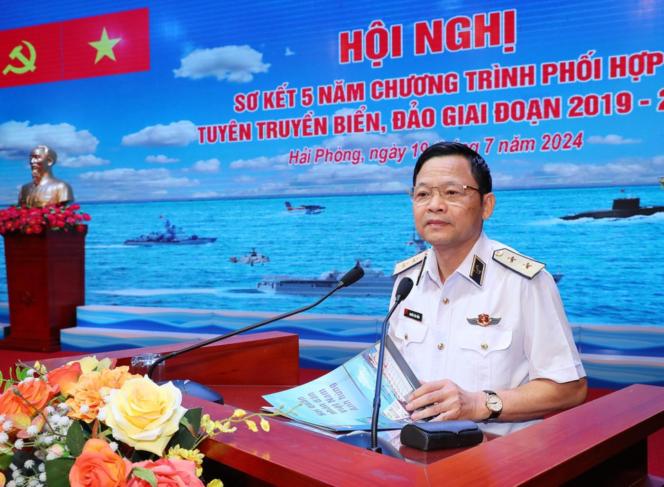 Trung tướng Nguyễn Văn Bổng, Chính ủy Quân chủng Hải quân phát biểu khai mạc hội nghị. (Ảnh: Trọng Đức/ TTXVN)