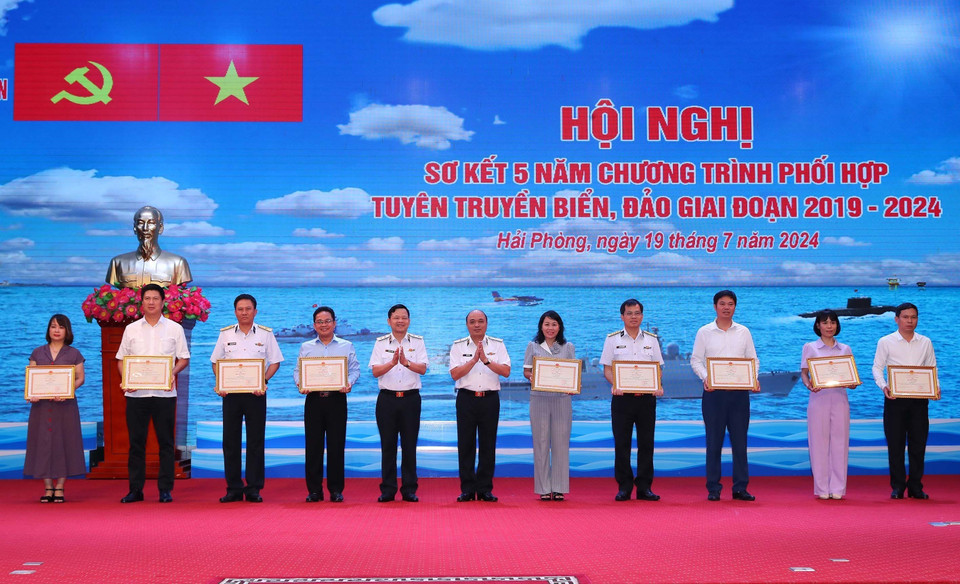 Các tập thể, cá nhân nhận Bằng khen của Bộ trưởng Bộ Quốc phòng. (Ảnh: Trọng Đức/TTXVN)