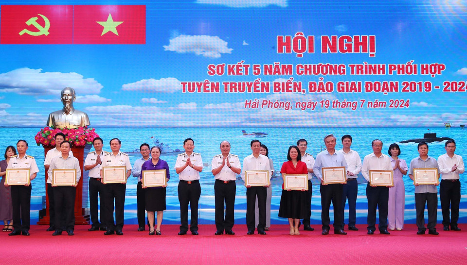 Các tập thể, cá nhân nhận Bằng khen của Bộ trưởng Bộ Quốc phòng. (Ảnh: Trọng Đức/TTXVN)