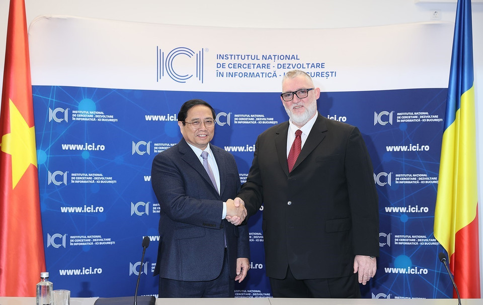 Thủ tướng Phạm Minh Chính và ông Adrian Victor Vevera, Tổng Giám đốc Viện Nghiên cứu và Phát triển Tin học Quốc gia. (Ảnh: Dương Giang/TTXVN)