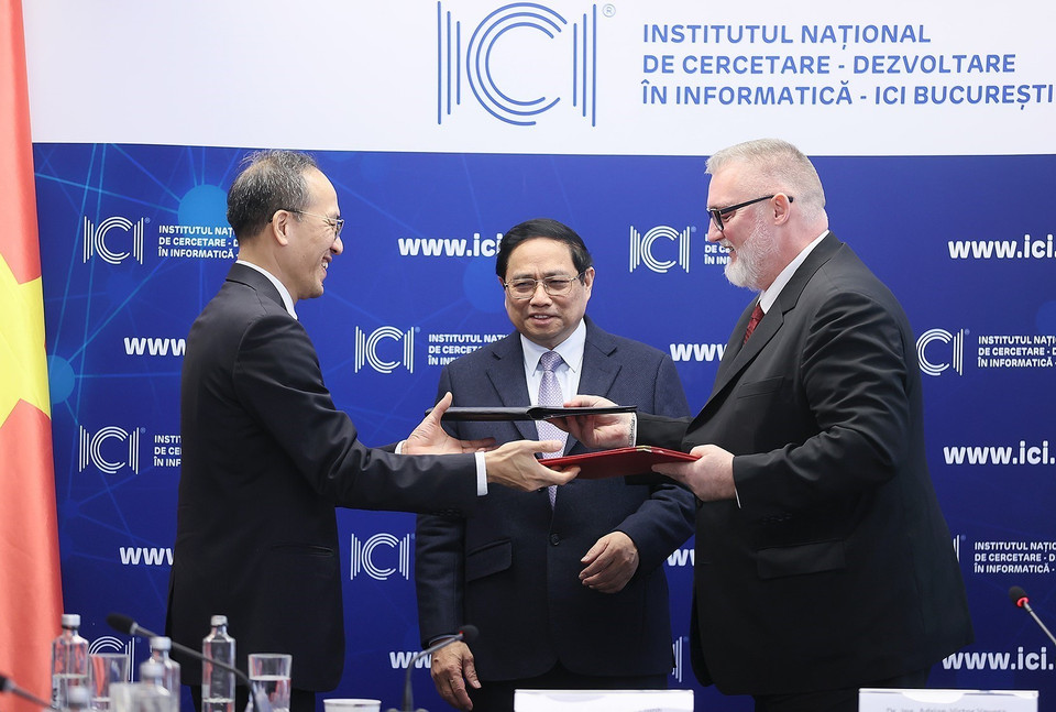 Thủ tướng Phạm Minh Chính chứng kiến trao thoả thuận hợp tác giữa Việt Nam và Viện Nghiên cứu và Phát triển Tin học quốc gia ICI. (Ảnh: Dương Giang/TTXVN)