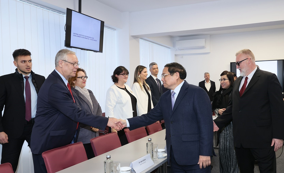 Thủ tướng Phạm Minh Chính và Phu nhân thăm Viện Nghiên cứu và Phát triển Tin học Quốc gia Romania ICI. (Ảnh: Dương Giang/TTXVN)