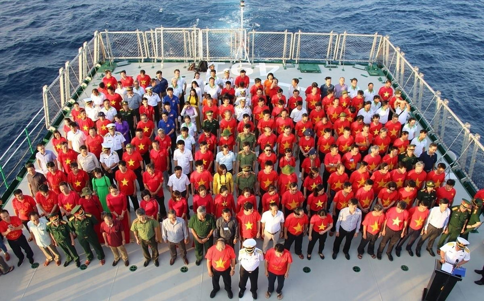 Lễ tưởng niệm được tổ chức trang nghiêm trong niềm xúc động sâu sắc, trước anh linh của những cán bộ, chiến sỹ hải quân đã anh dũng hy sinh vì biển đảo của quê hương. (Ảnh: Hùng Võ/Vietnam+)