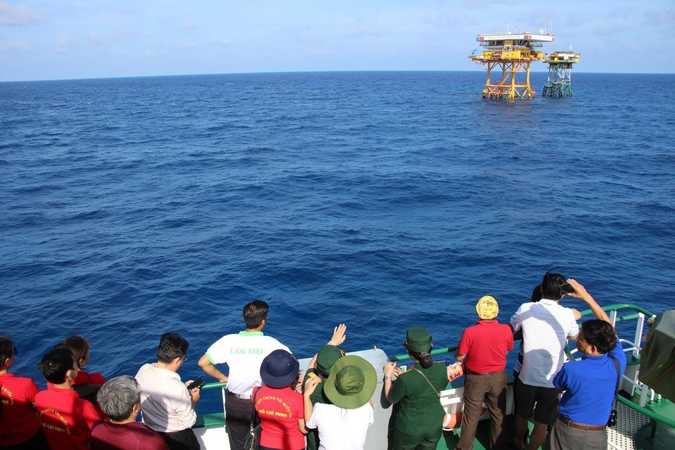 Con tàu KN491 đã áp sát Nhà giàn DK1/17 để thực hiện buổi thăm và làm việc, nhưng do sóng to gió lớn nên các thành viên trên tàu đã không thể lên được nhà giàn. (Ảnh: Hùng Võ/Vietnam+)