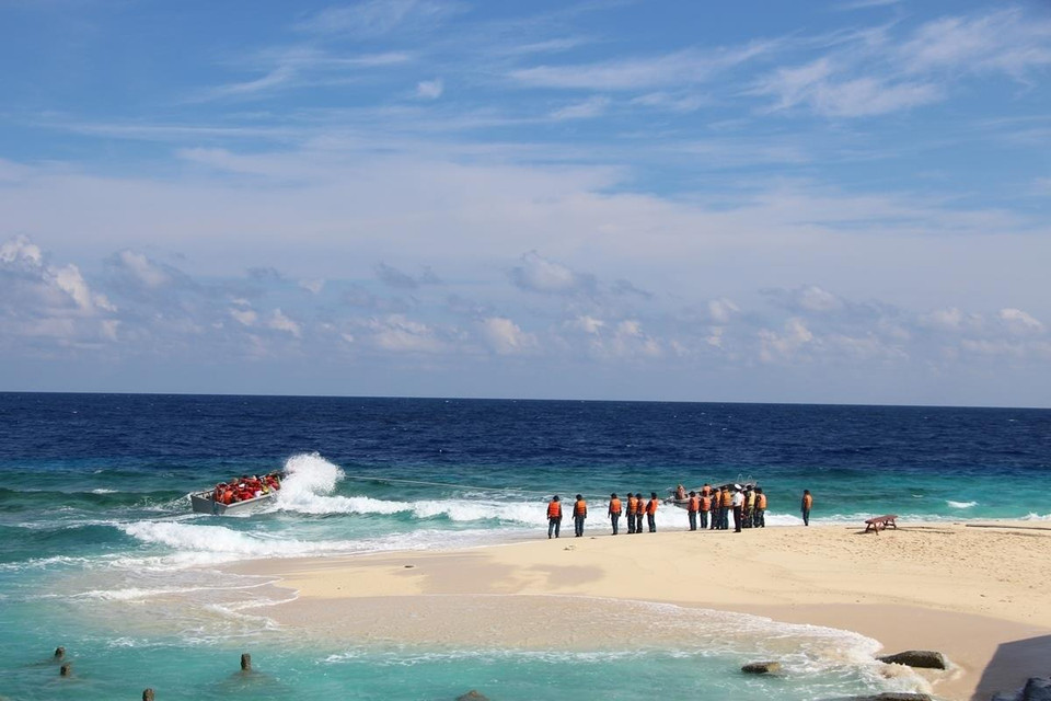 Việc tiếp cận đảo An Bang rất khó khăn, đoàn công tác không thể đến đảo bằng xuồng máy mà phải dùng xuồng kéo. (Ảnh: Hùng Võ/Vietnam+)