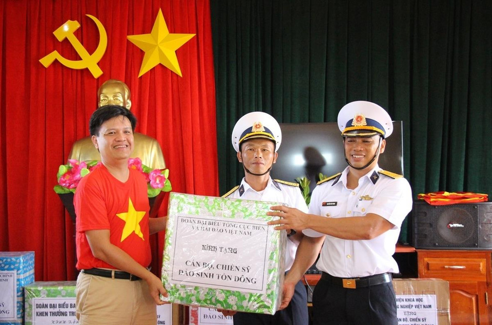 Ông Tạ Đình Thi thay mặt đoàn đại biểu Tổng cục Biển và Hải đảo Việt Nam thăm và trao quà cho đảo Sinh Tồn Đông. (Ảnh: Hùng Võ/Vietnam+)