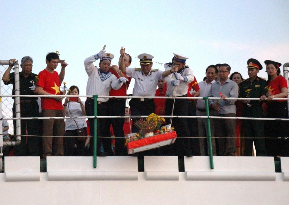 Giữa biển trời thiêng liêng của Tổ quốc, những nén nhang, bông hoa cúc vàng cùng hơn 200 con hạc trắng do tự tay các thành viên đoàn công tác gấp đã được thả xuống biển khơi, gửi gắm lòng biết ơn vô hạn với những anh hùng liệt sỹ. (Ảnh: Hùng Võ/Vietnam+)