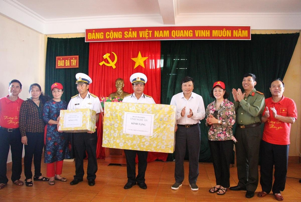 Đoàn đại biểu tỉnh Nghệ An tặng quà động viên cán bộ chiến sỹ tại đảo Đá Tây A. (Ảnh: Hùng Võ/Vietnam+)