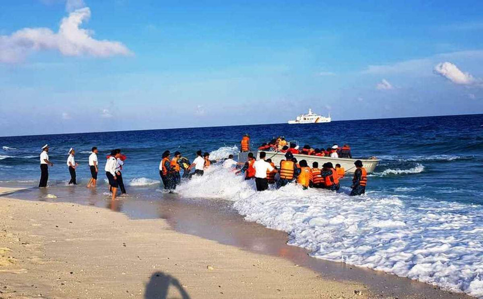 Tại đảo An Bang, do sóng lớn, việc tiếp cận được đảo rất khó khăn, đoàn công tác không thể đến đảo bằng xuồng máy mà phải dùng xuồng kéo. (Ảnh: Hùng Võ/Vietnam+)