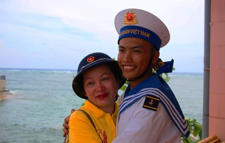 Nhiều đại biểu trong đoàn công tác đã không kìm nổi nước mắt khi gặp các chiến sỹ còn rất trẻ đang ngày đêm vững tay súng nơi đầu sóng ngọn gió ở đảo xa. (Ảnh: Hùng Võ/Vietnam+)