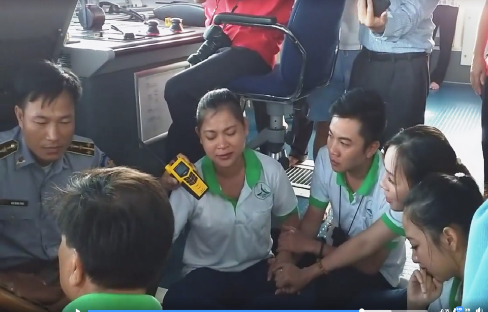 Qua bộ đàm, đội Văn nghệ xung kích Cần Thơ cất vang tiếng hát như gửi trọn tâm tình đến các chiến sỹ. Tiếng hát lẫn vào tiếng sóng gió biển khiến các chiến sỹ nghe đứt quãng. Tất cả đều xúc động, khâm phục, biết ơn những người lính biển. (Ảnh: Hùng Võ/Vietnam+)