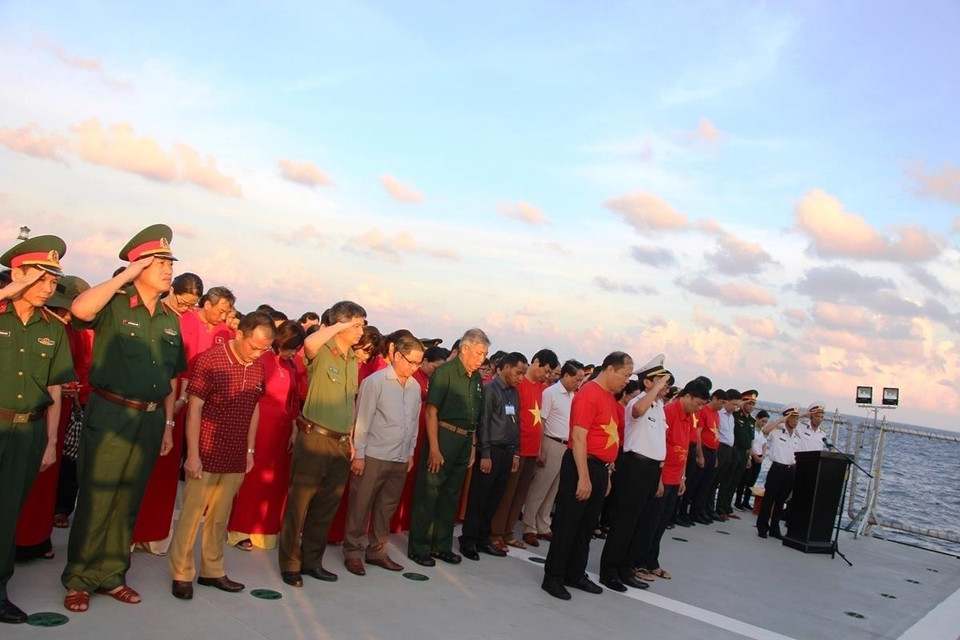 Trong hải trình 8 ngày vượt trùng khơi nối tình yêu đất liền với biển đảo, đoàn công tác cũng đã tổ chức 2 lễ dâng hương tưởng niệm các anh hùng liệt sỹ đã hy sinh tại quần đảo Trường Sa và thềm lục địa phía Nam của Tổ quốc. (Ảnh: Hùng Võ/Vietnam+)