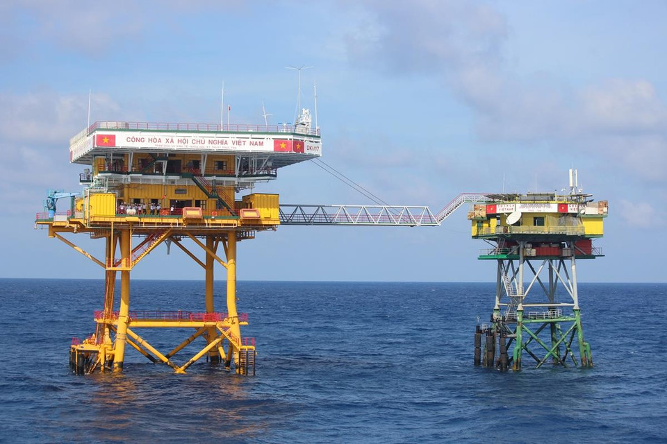 Trước lúc kết thúc hải trình, tàu KN 491 đã chở đoàn công tác tới thăm Nhà giàn DK1. Chúng tôi càng khâm phục các chiến sỹ nơi đây vì Nhà giàn nằm giữa biển, cao chênh vênh. (Ảnh: Hùng Võ/Vietnam+)