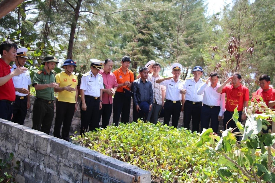 Tại đảo Sinh Tồn Đông, đoàn công tác thăm viếng mộ tử sỹ. (Ảnh: Hùng Võ/Vietnam+)