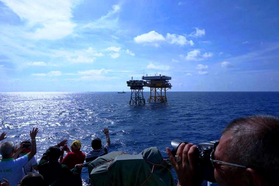 Mỗi cán bộ trong đoàn công tác càng thấy yêu quê hương đất nước, tự hào trong mình mang dòng máu Lạc Hồng và sống có trách nhiệm hơn, xây dựng đất nước Việt Nam ngày càng phát triển và vững mạnh. (Ảnh: Hùng Võ/Vietnam+)