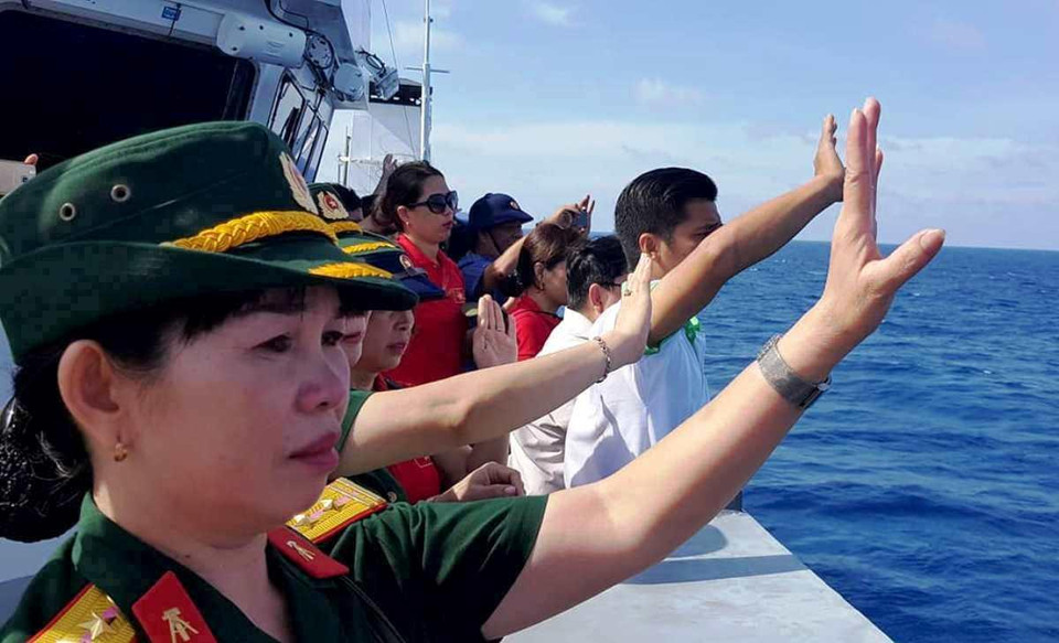 Trước lúc trở về đất liền, tàu KN 491 đã kéo ba hồi còi tạm biệt, rồi đi quanh khu vực nhà giàn chào tạm biệt. Nhiều người đã không kìm nổi nước mắt... (Ảnh: Hùng Võ/Vietnam+)