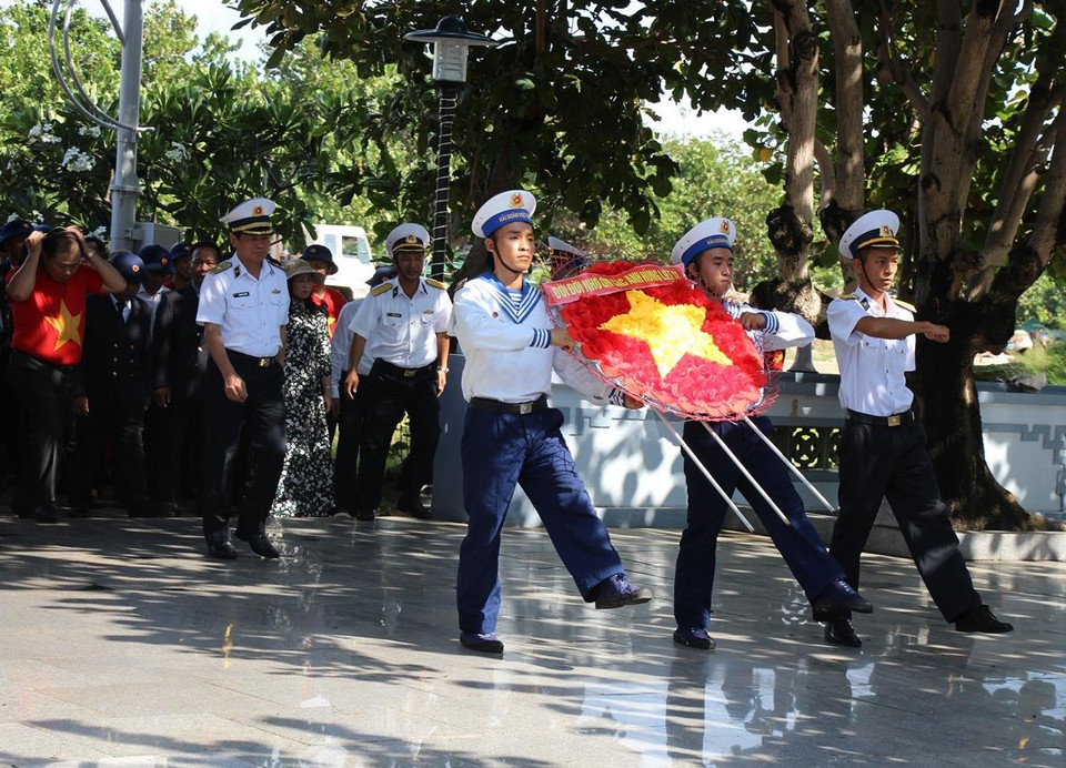 Ngay sau nghi lễ chào cờ, đoàn công tác đã tổ chức thắp hương tưởng nhớ các anh hùng liệt sỹ tại Đài liệt sỹ và Nhà tưởng niệm Bác Hồ. (Ảnh: Hùng Võ/Vietnam+)