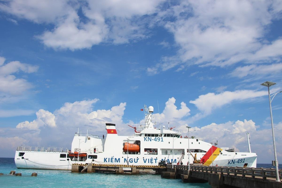 Tàu kiểm ngư KN 491 làm 'cầu nối' chở đoàn công tác ra thăm huyện đảo Trường Sa và Nhà giàn DK1. (Ảnh: Hùng Võ/Vietnam+)