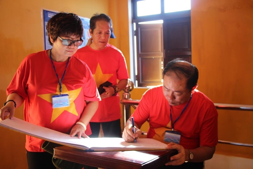 Đoàn đại biểu Tổng công ty đường sắt Việt Nam chia sẻ cảm xúc khi đến thăm đảo. (Ảnh: Hùng Võ/Vietnam+)