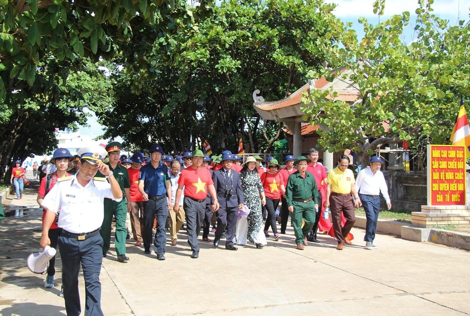 Tại đảo Trường Sa lớn, nơi được xem là “thủ đô” của quần đảo Trường Sa, ngay khi tàu cập cảng, đoàn công tác đã được cán bộ, chiến sỹ cùng nhân dân ra đón trong niềm hân hoan. (Ảnh: Hùng Võ/Vietnam+)