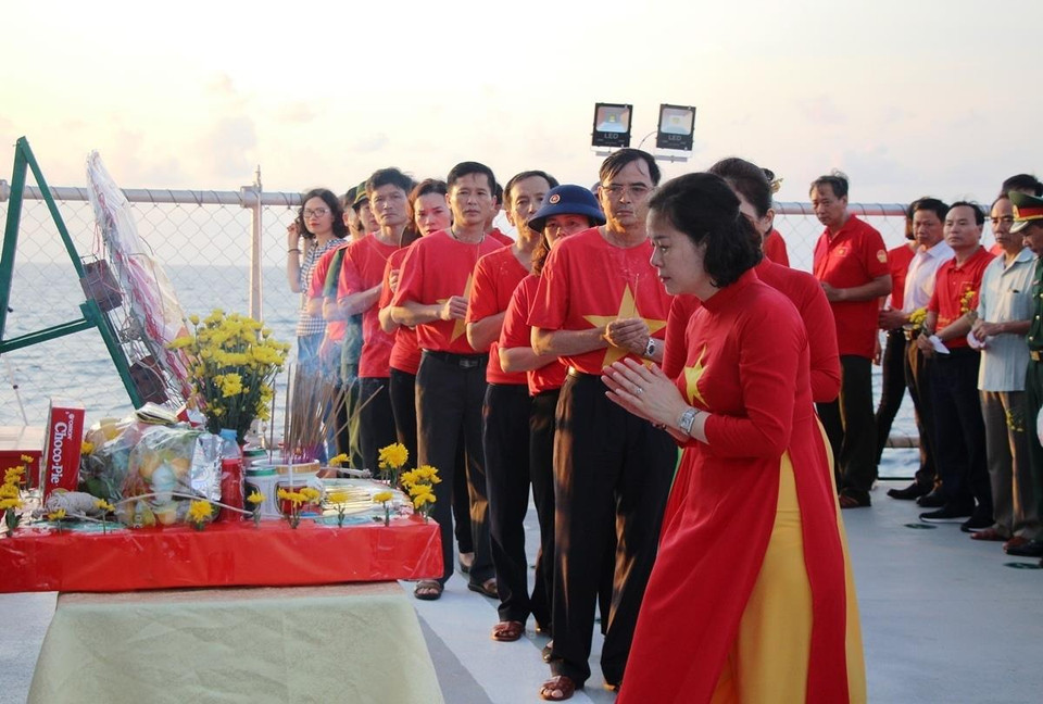 Tại vùng biển đảo Cô Lin, Len Đao và Gạc Ma, Đoàn công tác đã tổ chức lễ tưởng niệm, thể hiện niềm tiếc thương vô hạn, kính cẩn nghiêng mình trước hương hồn 64 liệt sỹ đã hiến dâng tuổi thanh xuân và sự sống của mình cho sự bình yên của Tổ quốc. (Ảnh: Hùng Võ/Vietnam+)