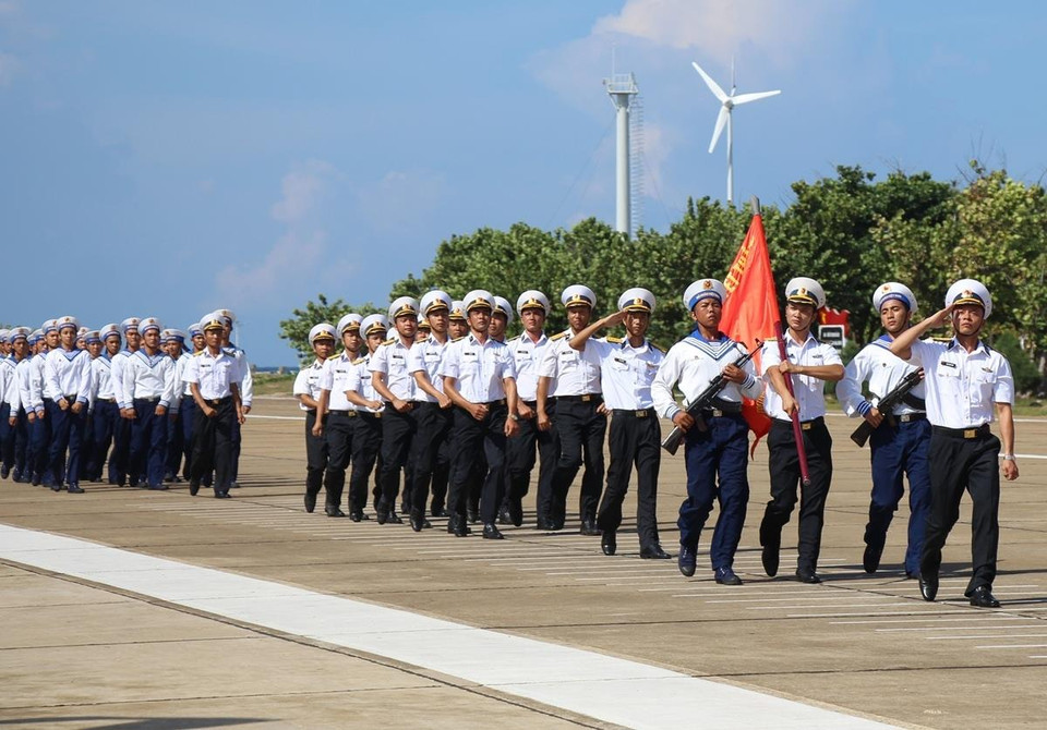 Xúc động nhất là nghi lễ chào cờ với “10 lời thề” thể hiện ý chí quật cường, niềm kiêu hãnh của Trường Sa, tình yêu với Tổ quốc và tiếng hát quốc ca hào hùng cất vang xua tan cái nóng trên đảo. (Ảnh: Hùng Võ/Vietnam+)