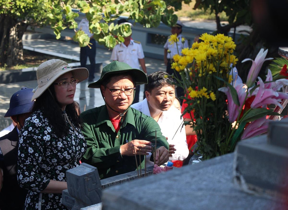 Những nén nhang và những giọt nước mắt xúc động. (Ảnh: Hùng Võ/Vietnam+)