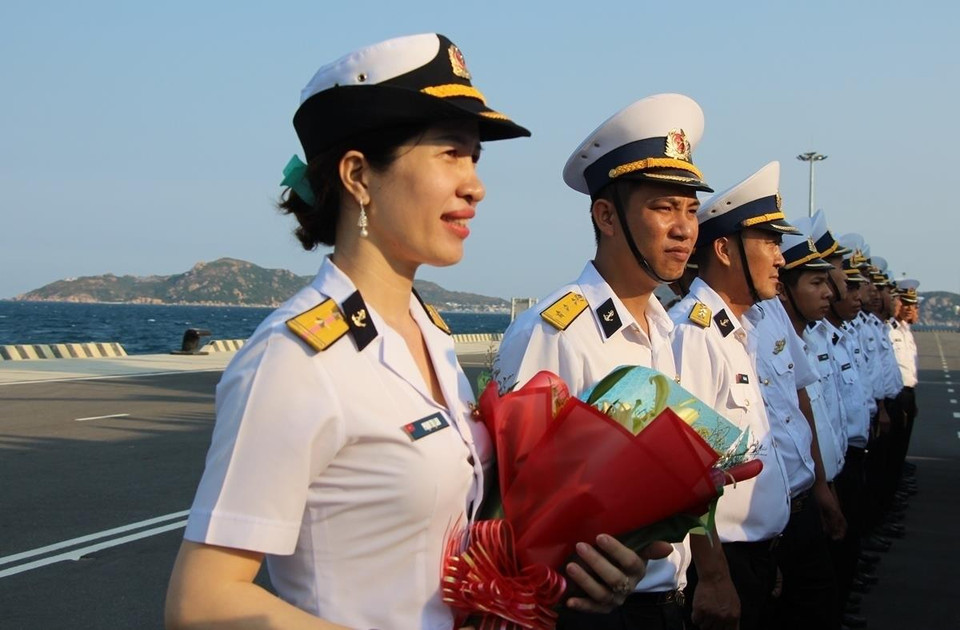 Chiều 4/5, tại Cảng biển quốc tế Cam Ranh, tỉnh Khánh Hòa, cán bộ chiến sỹ Lữ đoàn 146 Vùng 4 Hải quân đã long trọng tổ chức lễ tiễn đoàn công tác ra thăm huyện đảo Trường Sa và Nhà giàn DK1 theo nghi thức của quân đội.(Ảnh: Hùng Võ/Vietnam+)