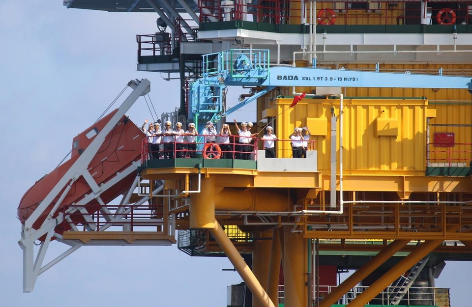 Thay mặt gần 200 thành viên trên tàu, Chuẩn đô đốc, Phó chủ nhiệm chính trị Quân chủng Hải Quân Phạm Văn Luyện - Trưởng đoàn công tác đã gửi lời thăm hỏi, động viên, chỉ đạo cán bộ, chiến sĩ nhà giàn. (Ảnh: Hùng Võ/Vietnam+)