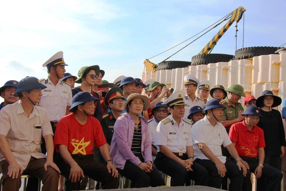 Đoàn đại biểu thăm hỏi các cán bộ chiến sỹ tại đảo Tốc Tan C. (Ảnh: Hùng Võ/Vietnam+)
