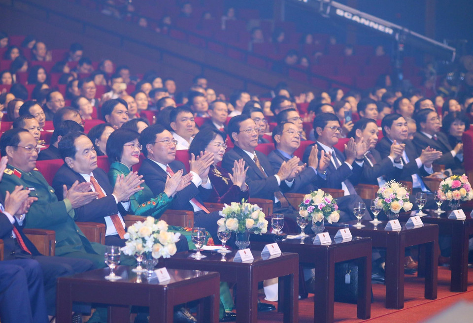 Phó Chủ tịch nước Đặng Thị Ngọc Thịnh, Phó Thủ tướng Phạm Bình Minh, Chủ tịch Ủy ban Trung ương Mặt trận Tổ quốc Việt Nam Trần Thanh Mẫn cùng các đại biểu dự chương trình Xuân Quê hương năm 2020. (Ảnh: Lâm Khánh/TTXVN)