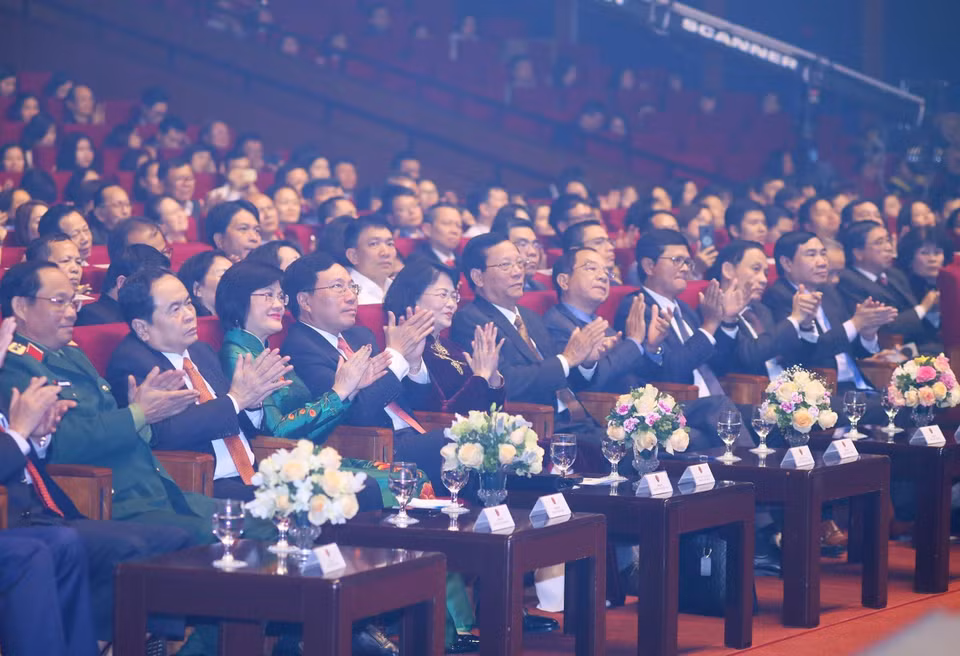 Phó Chủ tịch nước Đặng Thị Ngọc Thịnh, Phó Thủ tướng Phạm Bình Minh, Chủ tịch Ủy ban Trung ương Mặt trận Tổ quốc Việt Nam Trần Thanh Mẫn cùng các đại biểu dự chương trình Xuân Quê hương năm 2020. (Ảnh: Lâm Khánh/TTXVN)