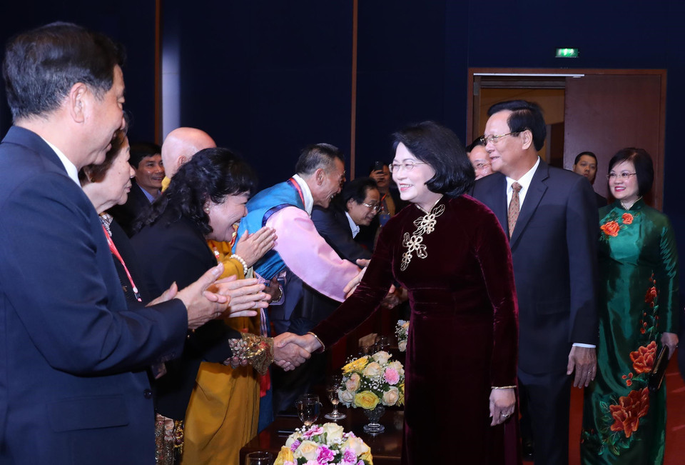 Phó Chủ tịch nước Đặng Thị Ngọc Thịnh với các đại biểu dự chương trình Xuân Quê hương năm 2020. (Ảnh: Lâm Khánh/TTXVN)