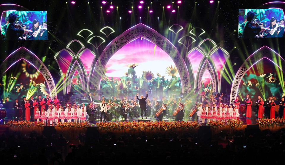 Tiết mục hợp xướng chào mừng chương trình Xuân Quê hương năm 2020. (Ảnh: Lâm Khánh/TTXVN)