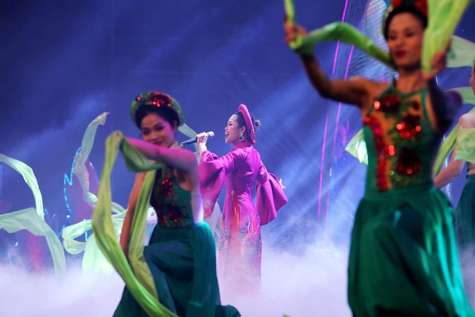 Tiết mục văn nghệ trong chương trình Xuân Quê hương năm 2020. (Ảnh: Lâm Khánh/TTXVN)