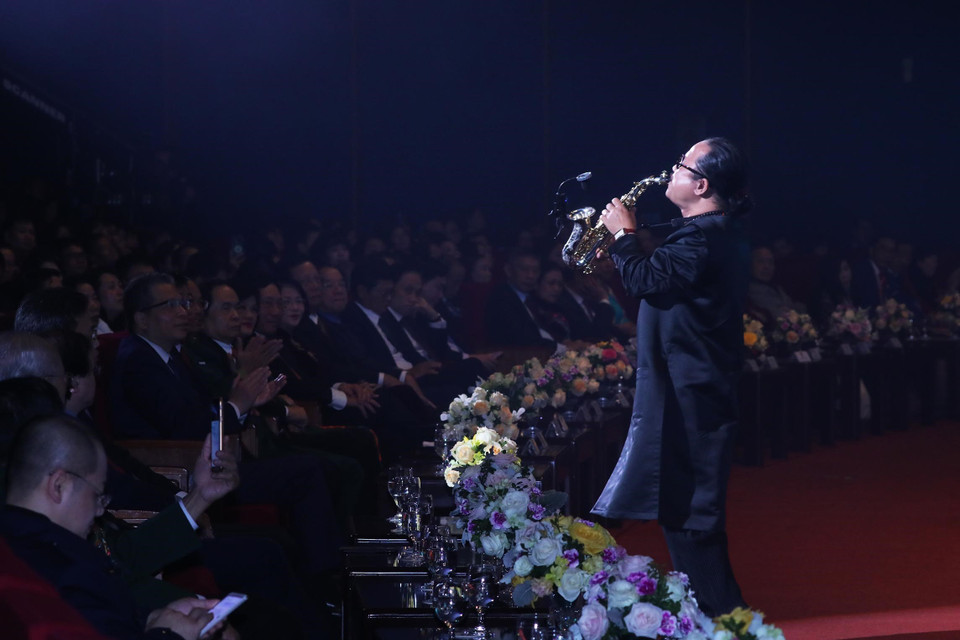 Nghệ sĩ Saxophone Trần Mạnh Tuấn biểu diễn trong chương trình Xuân Quê hương năm 2020. (Ảnh: Lâm Khánh/TTXVN)