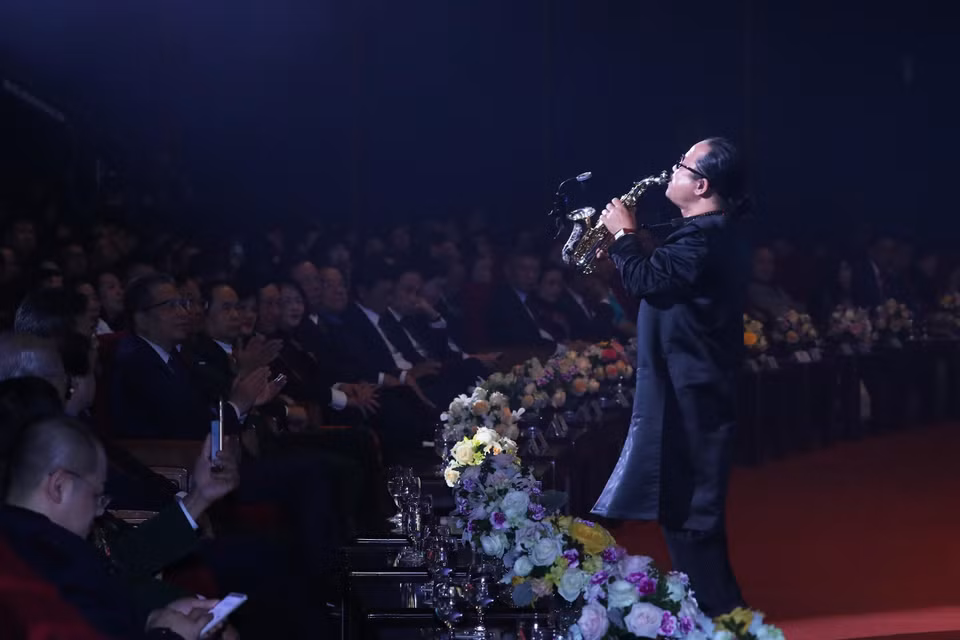 Nghệ sĩ Saxophone Trần Mạnh Tuấn biểu diễn trong chương trình Xuân Quê hương năm 2020. (Ảnh: Lâm Khánh/TTXVN)