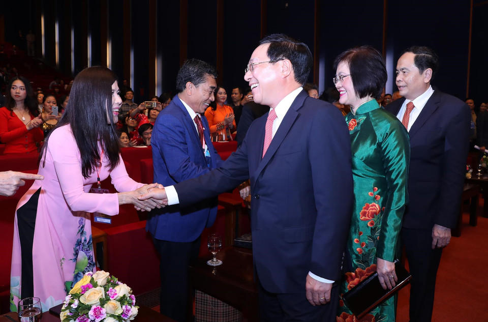 Ủy viên Bộ Chính trị, Phó Thủ tướng Phạm Bình Minh với các đại biểu dự chương trình Xuân Quê hương năm 2020. (Ảnh: Lâm Khánh/TTXVN)