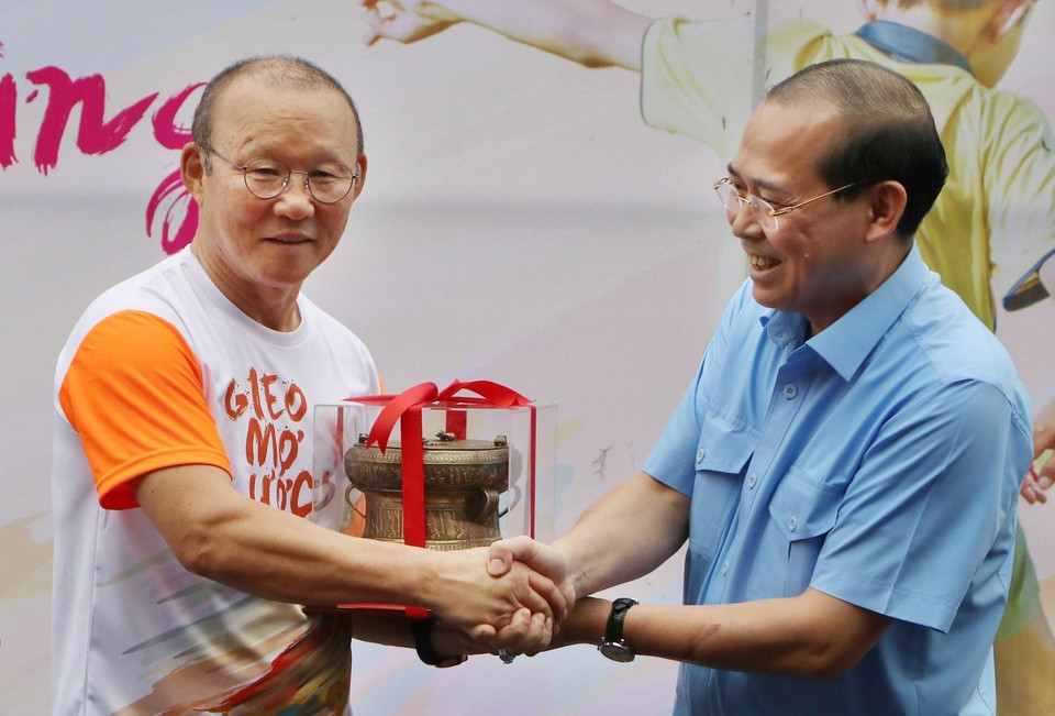 Lãnh đạo tỉnh Phú Thọ tặng quà lưu niệm cho HLV Park Hang Seo. (Ảnh: Trung Kiên/TTXVN)