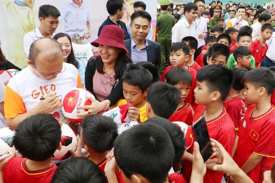HLV Park Hang Seo ký tặng người hâm mộ. (Ảnh: Trung Kiên/TTXVN)