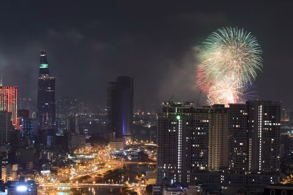 Pháo hoa nghệ thuật tầm cao được bắn lên tại hầm vượt sông Sài Gòn, quận 2. (Ảnh: Quang Nhựt/TTXVN)