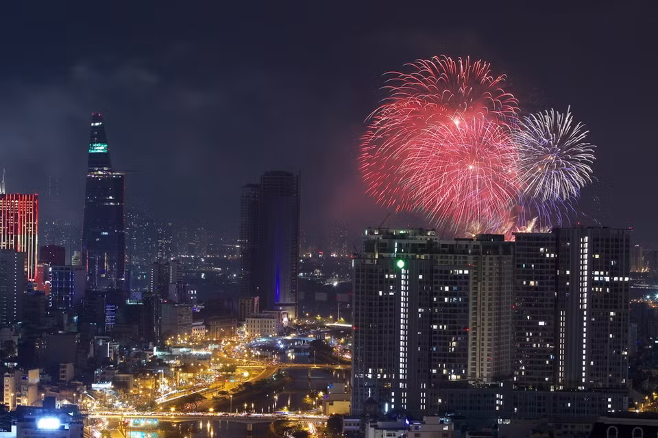 Pháo hoa nghệ thuật tầm cao được bắn lên tại hầm vượt sông Sài Gòn, quận 2. (Ảnh: Quang Nhựt/TTXVN)
