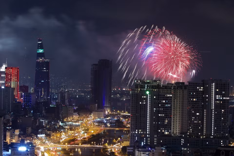 Pháo hoa nghệ thuật tầm cao được bắn lên tại hầm vượt sông Sài Gòn, quận 2. (Ảnh: Quang Nhựt/TTXVN)