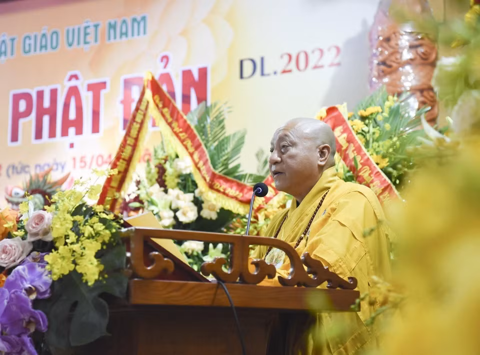 Hòa thượng Thích Gia Quang, Phó Chủ tịch Hội đồng Trị sự, Trưởng ban Thông tin Truyền thông Trung ương Giáo hội Phật giáo Việt Nam tuyên đọc diễn văn chào mừng của Chủ tịch Hội đồng Trị sự Giáo hội Phật giáo Việt Nam. (Ảnh: TTXVN)