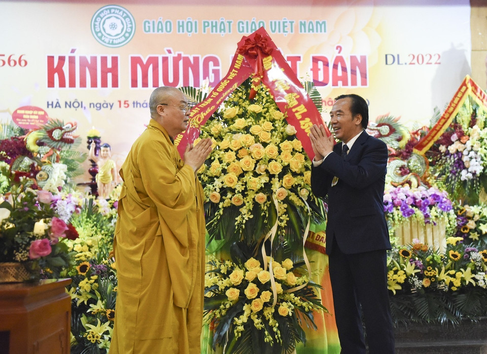 Phó Chủ tịch Ủy ban Trung ương Mặt trận Tổ quốc Việt Nam Ngô Sách tặng hoa, chúc mừng Đại lễ Phật đản PL.2566 - DL.2022.(Ảnh: TTXVN)